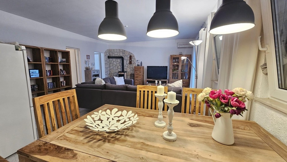 Pohled z jídelny do obývacího pokoje