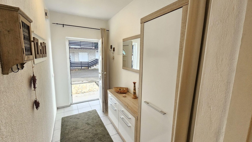 Chodba se vstupem a šatnou