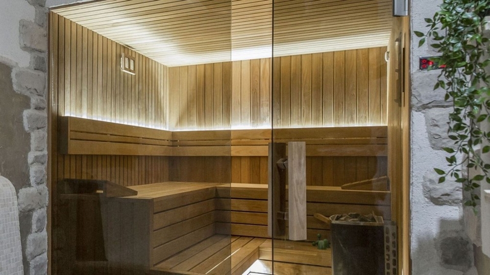 Dřevěná sauna s proskleným průčelím v moderní vile na Istrii