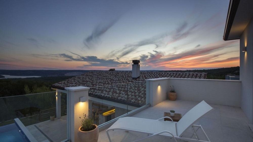Terasa vily s lehátky a panoramatickým výhledem při západu slunce