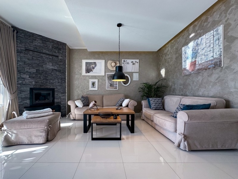 Obývací pokoj s krbem, pohovkami a stylovým designem