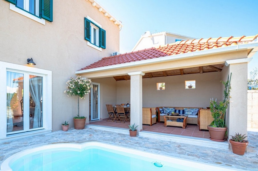 Bazén a krytá plocha vily na prodej v Korčule.