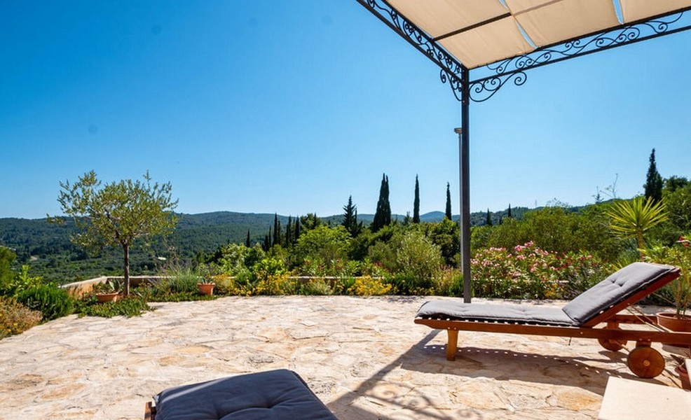 Terasa s lehátky a pergolou