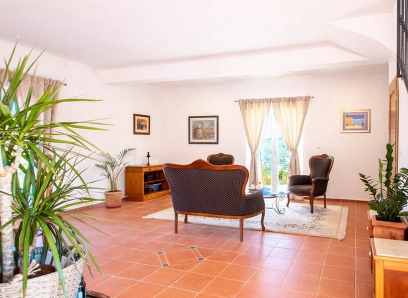 Obývací pokoj se vstupem na terasu