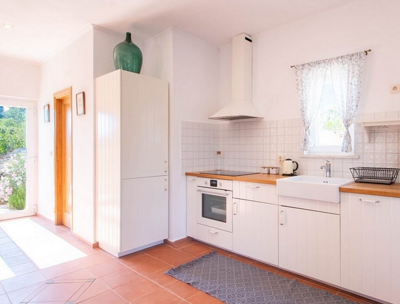 Světlá kuchyňská linka s vestavěnými spotřebiči