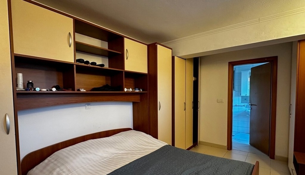 Ložnice s vestavěnými skříněmi