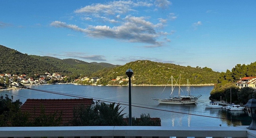 Pohled na záliv s loděmi a kopci