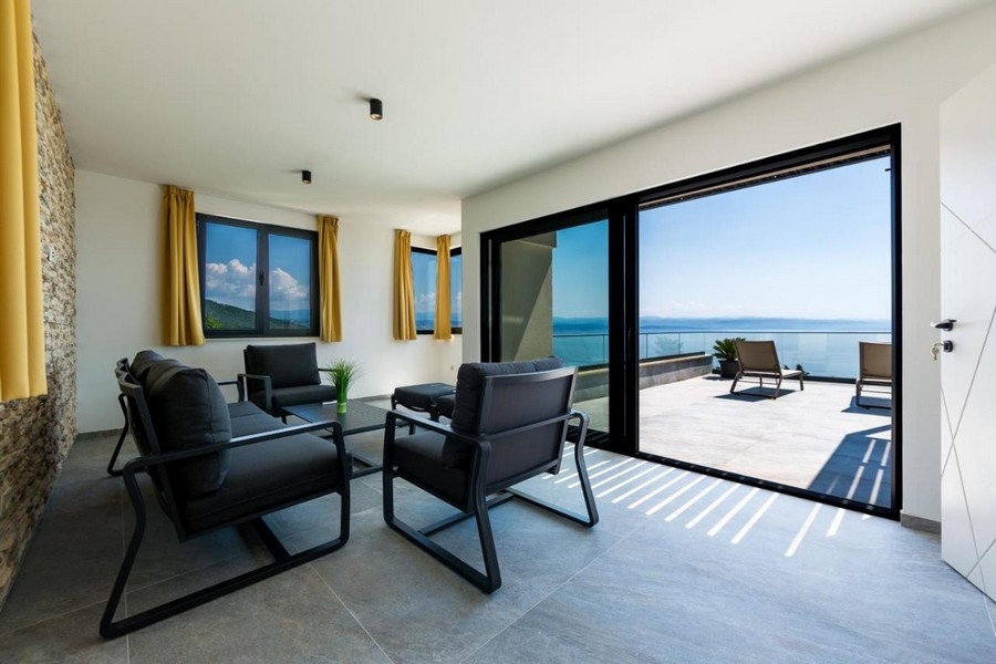 Salonek s přístupem na terasu a výhledem na moře