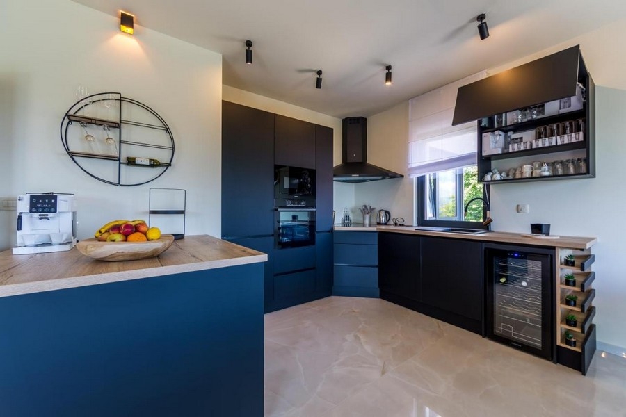 Moderní vestavěná kuchyně v tmavém provedení