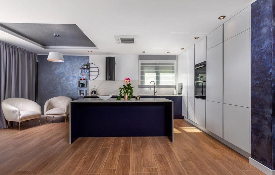 Moderně vybavená kuchyně s varným ostrůvkem a posezením