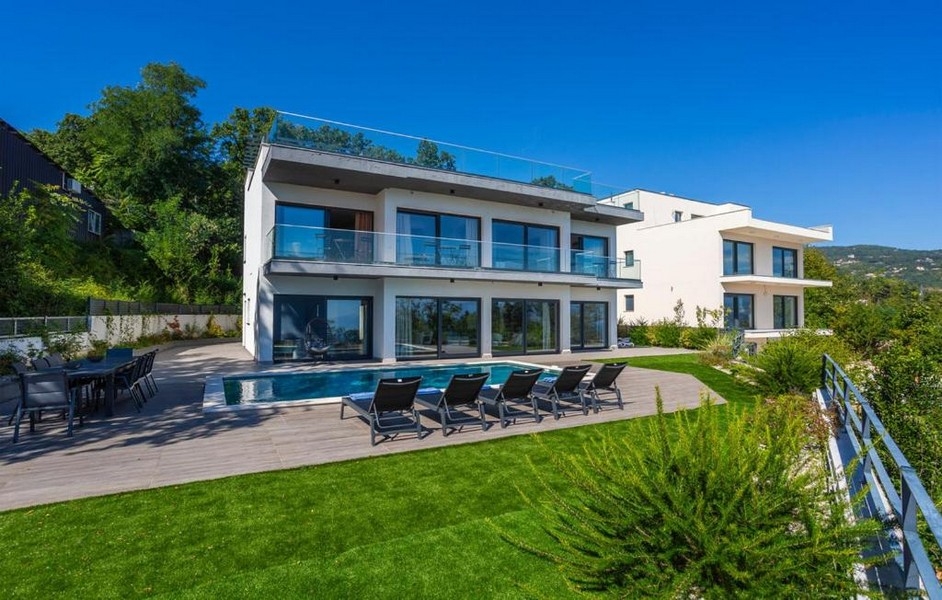 Moderní vila s bazénem a sluneční terasou na svahu