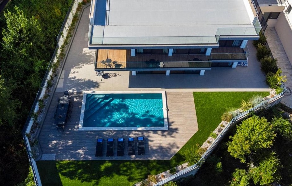 Letecký pohled na vilu s velkým bazénem a zahradou