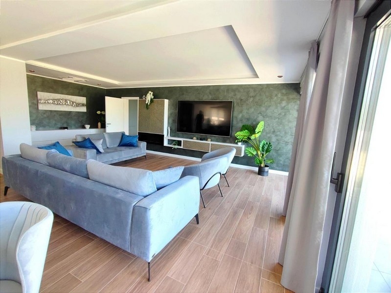 Prostorný obývací pokoj s moderním designem a výhledem do zahrady