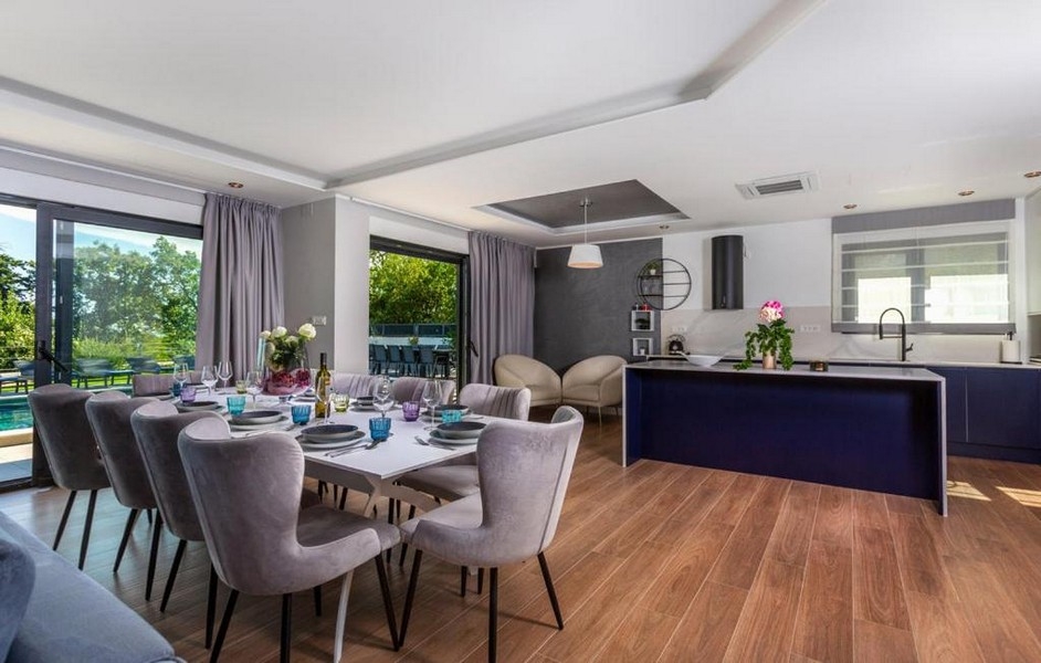 Jídelna a otevřená kuchyně s výhledem do zahrady