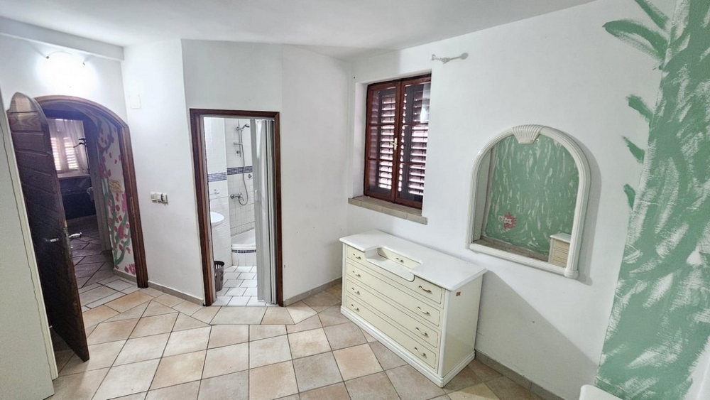 Předsíň se vstupem do koupelny