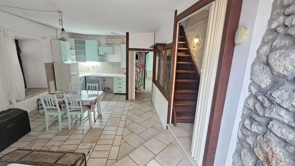 Obývací část s kuchyní a dřevěnými schody