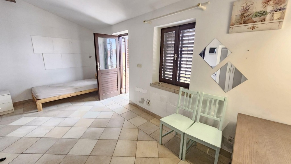 Světlý pokoj se vstupem na terasu