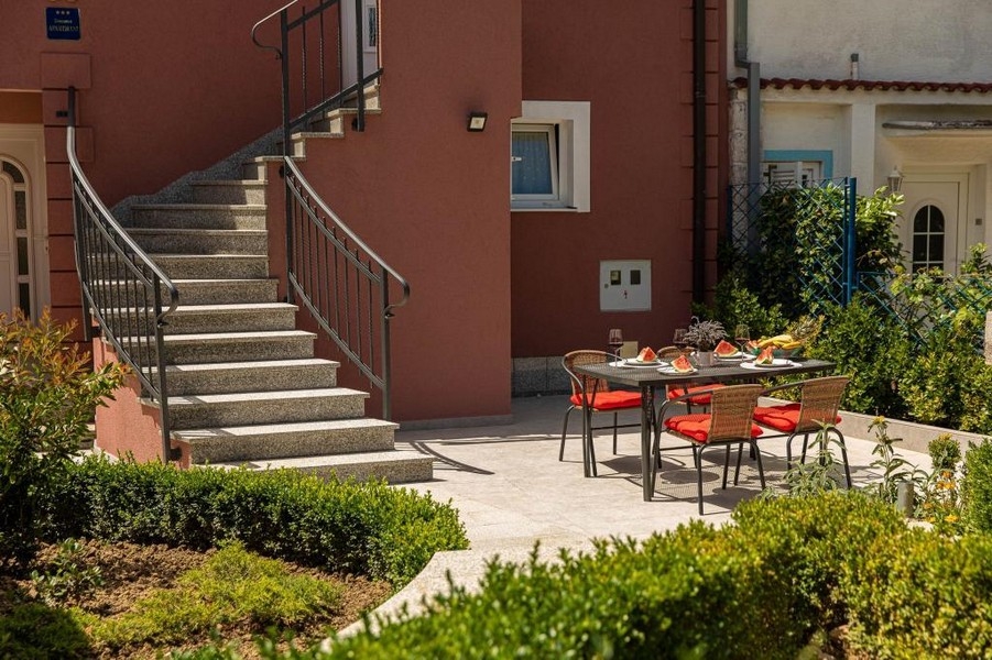 Terasa s jídelním stolem v zahradě