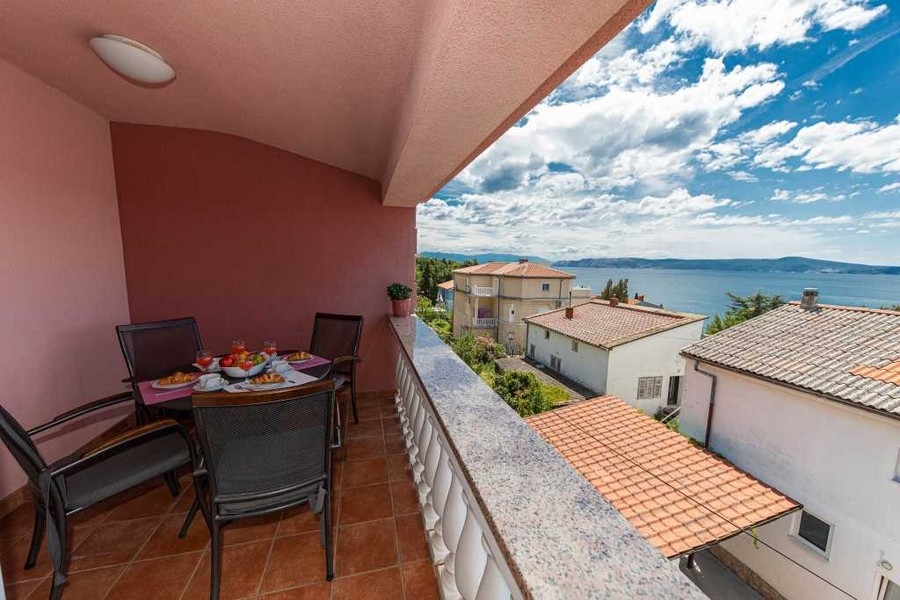 Krytý balkon s výhledem na moře