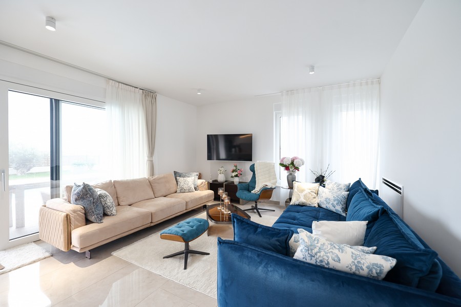 Světlý obývací pokoj s posezením