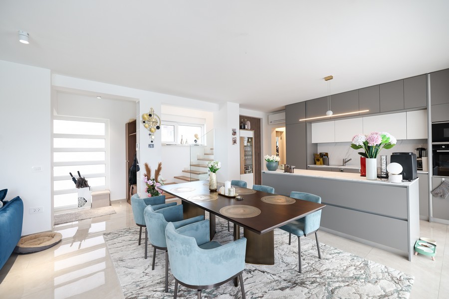 Jídelna s moderní kuchyní
