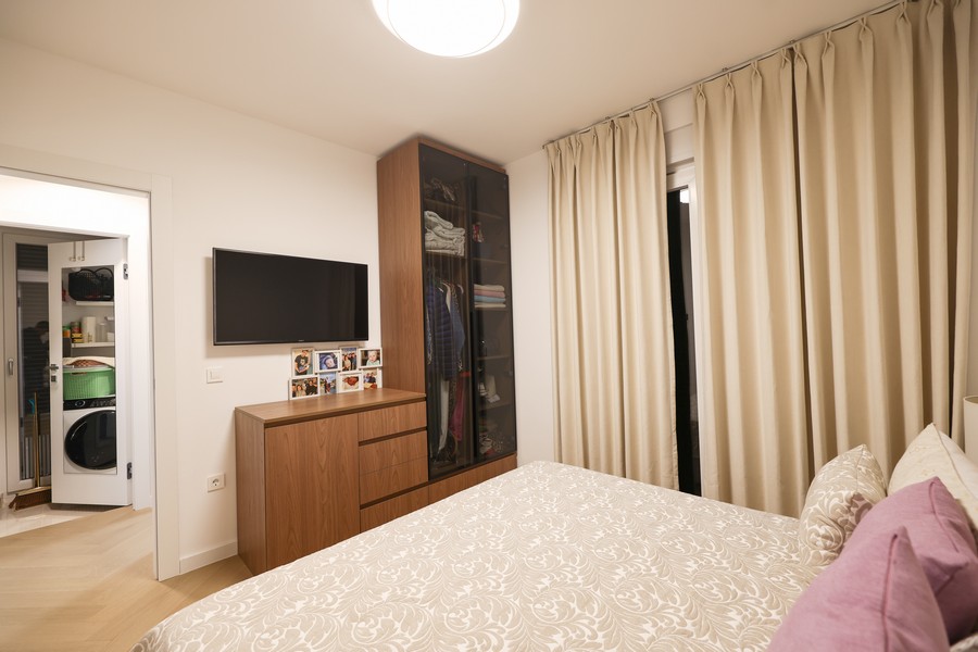 Ložnice se skříní a TV