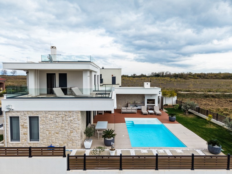 Boční výhled na vilu s velkou terasou a bazénem