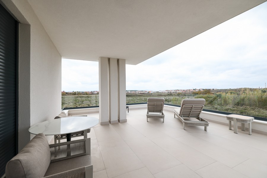 Krytá terasa v horním patře s výhledem