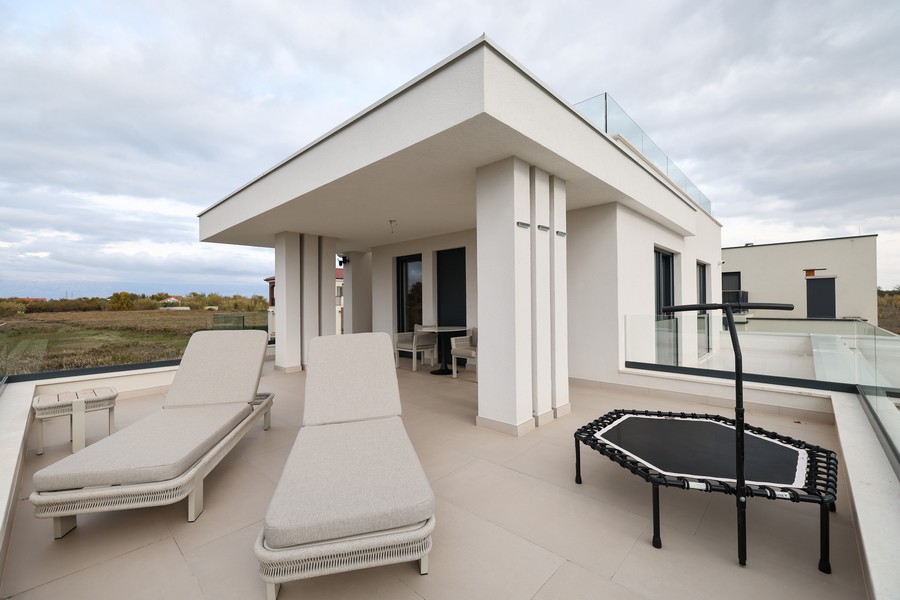 Velká střešní terasa s lehátky