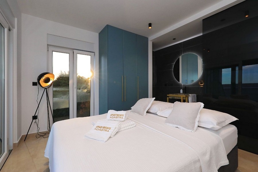 Ložnice s vestavěnou skříní a koupelna