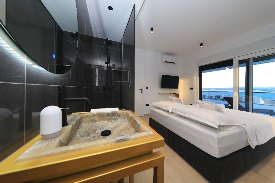 Otevřená koupelna s moderní sprchou