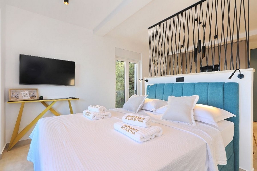 Ložnice se světlým designem