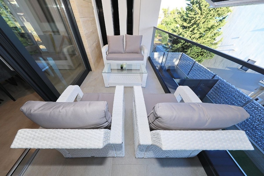 Posezení na balkoně se skleněným zábradlím