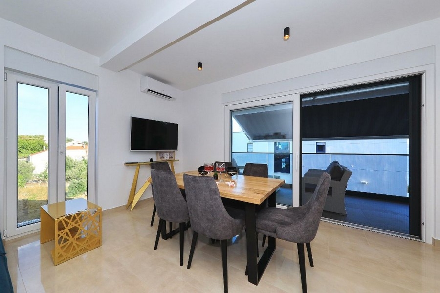 Jídelna se vstupem na terasu