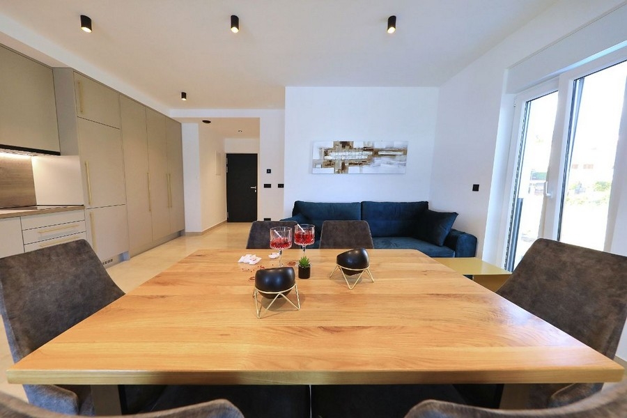 Obývací pokoj s moderní kuchyní