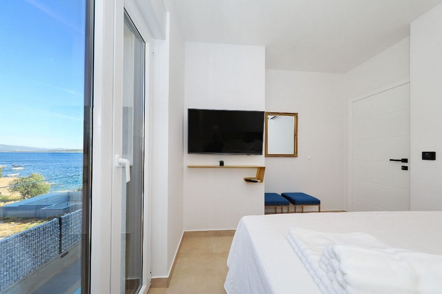 Ložnice s výhledem na moře a TV