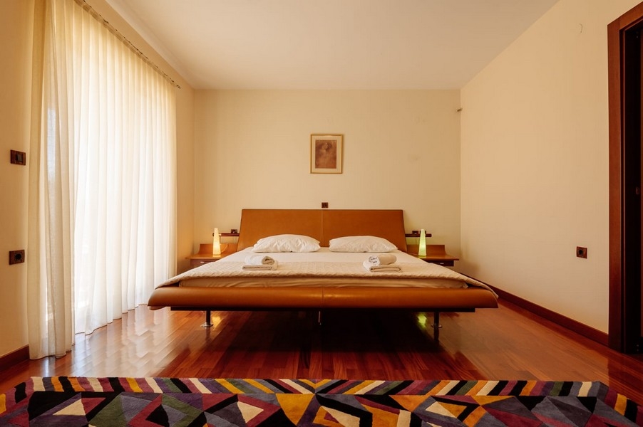 Ložnice s manželskou postelí