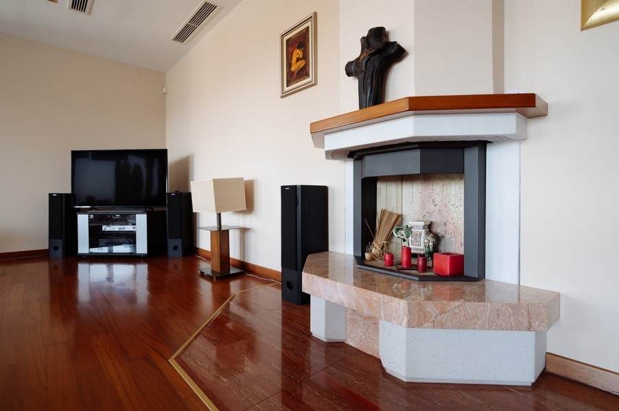 Obývací pokoj s krbem a TV