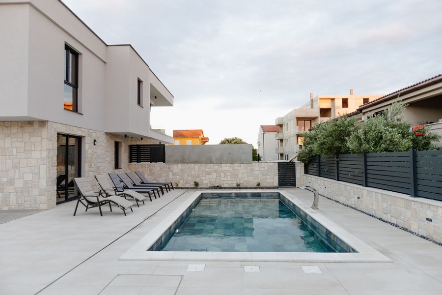 Bazénová část moderního dvojdomu v Mandre