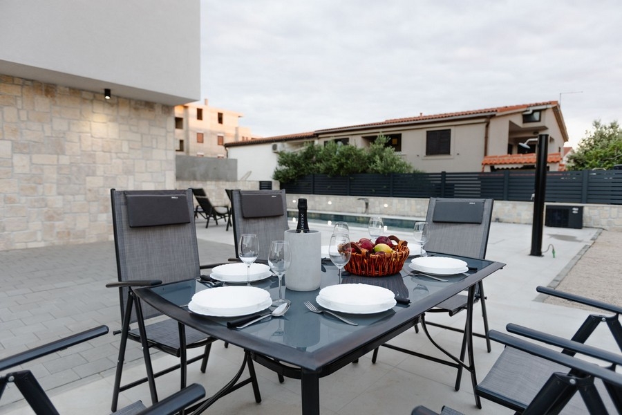 Jídelna na terase s výhledem na bazén