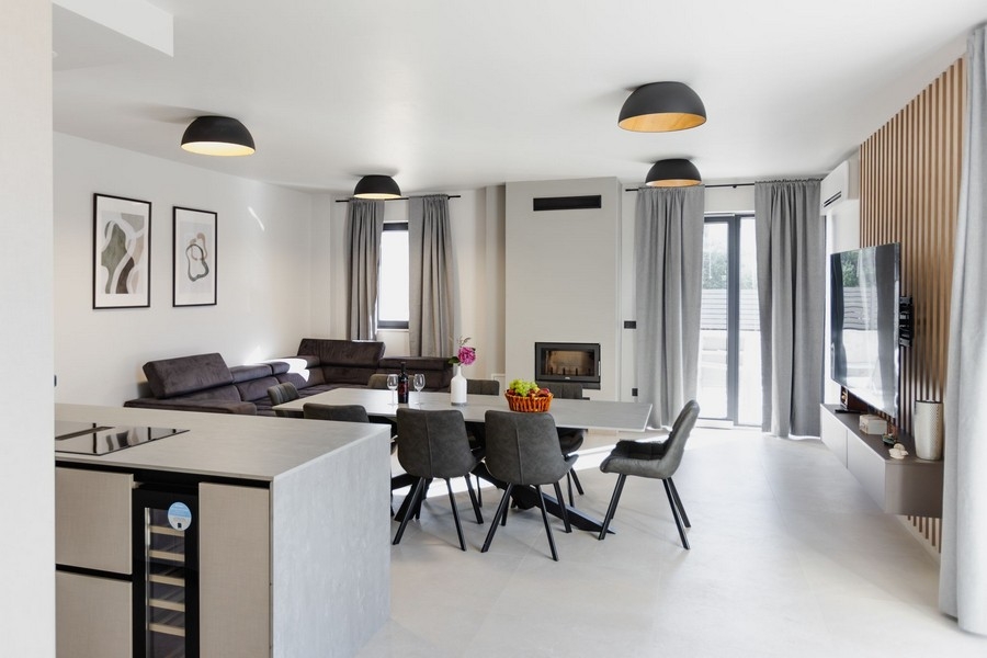 Otevřený obývací a jídelní kout se vstupem na terasu