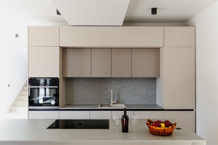 Moderní vybavená kuchyně ve světlém designu