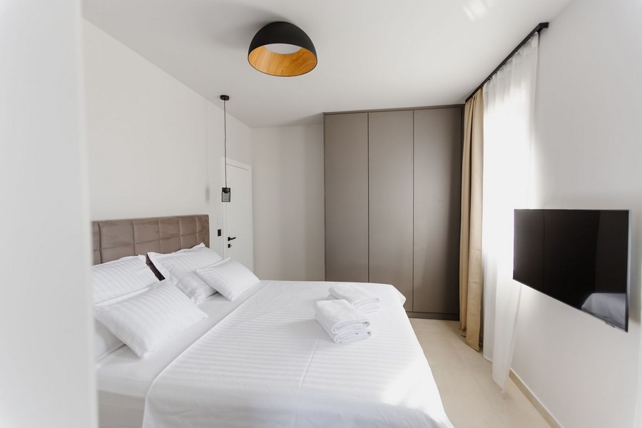 Ložnice s manželskou postelí a vestavěnou skříní