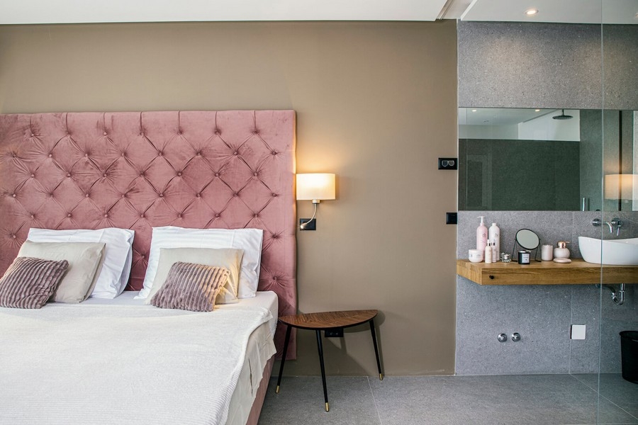 Ložnice s růžovým čelem.