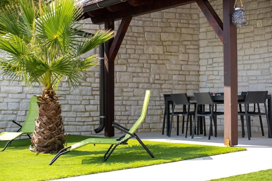 Lehátka v zahradní části pod pergolou