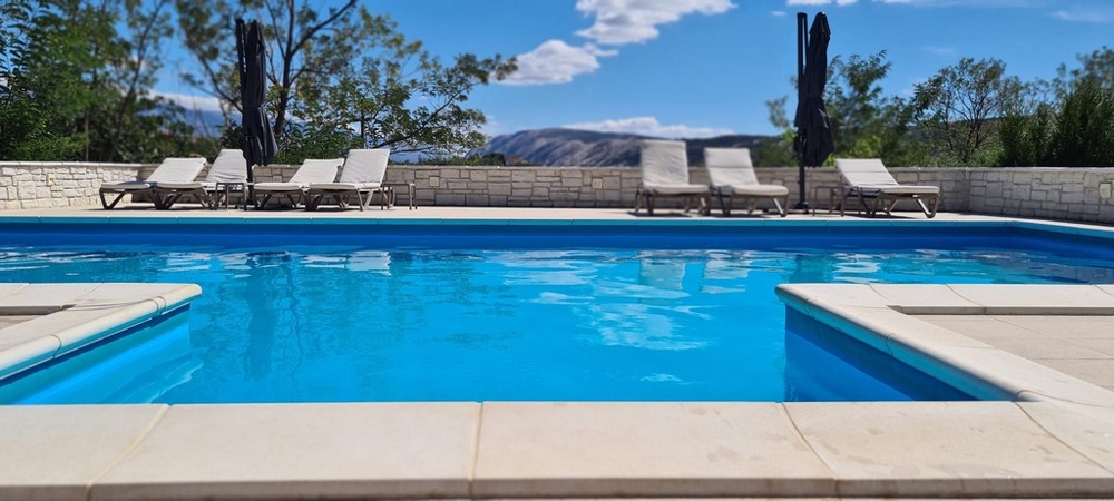 Bazén s lehátky a slunečníky ve vile H3768 na Rabu