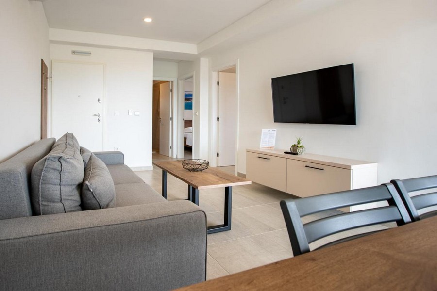 Světlý obývací pokoj s TV