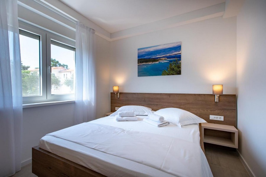 Ložnice s manželskou postelí a oknem