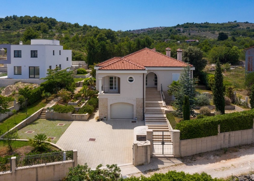 Vnější pohled na dům s pozemkem