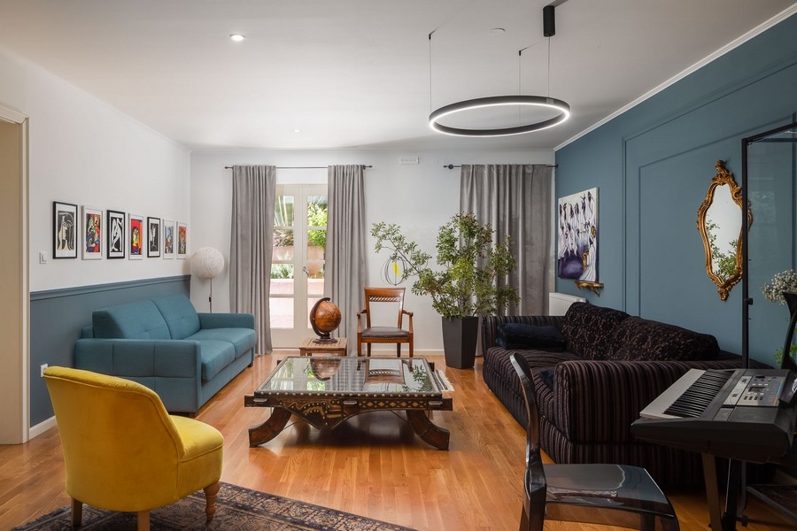 Druhý obývací pokoj s pohovkou a uměleckými díly